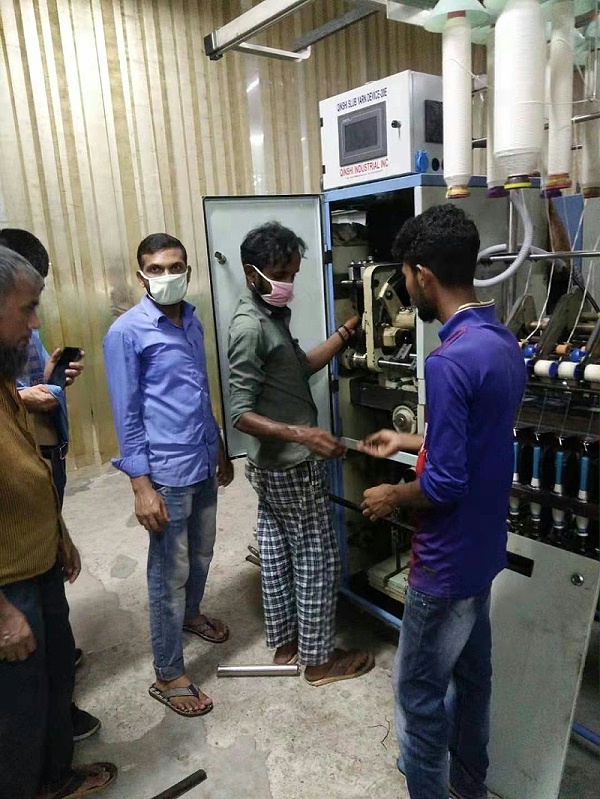 上海卓鹏技术人员与孟加拉工作人员一起安装竹节纱装置